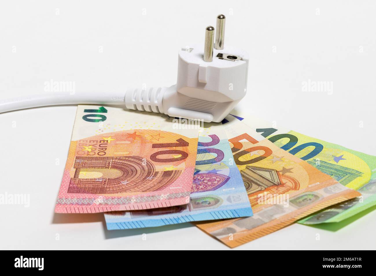 Banconote, immagine simbolo, costi energetici, costi elettrici, spina, cavo di alimentazione Foto Stock