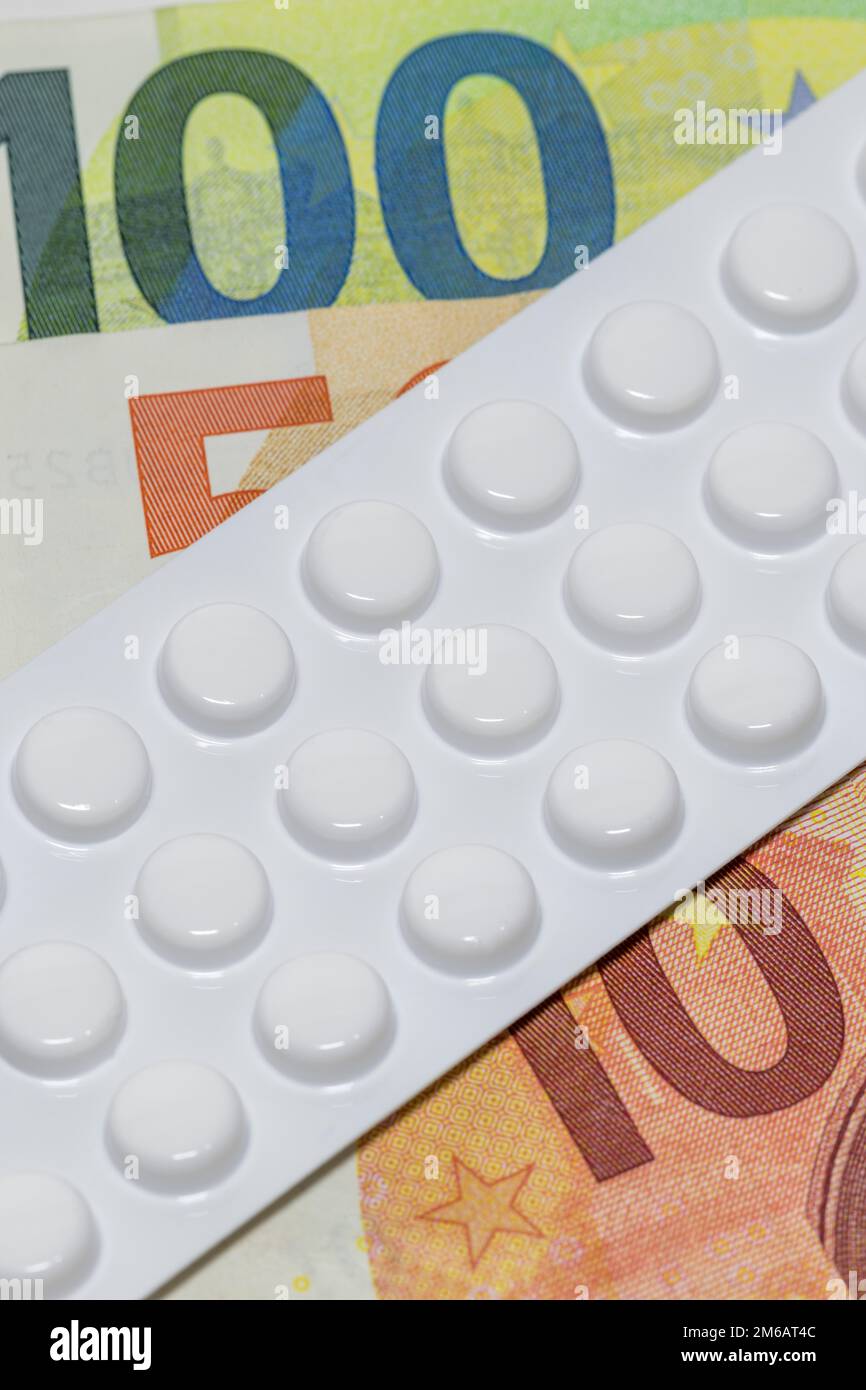 Compresse, confezioni blister, medicinali, banconote, immagine del simbolo, spese mediche, costi Foto Stock