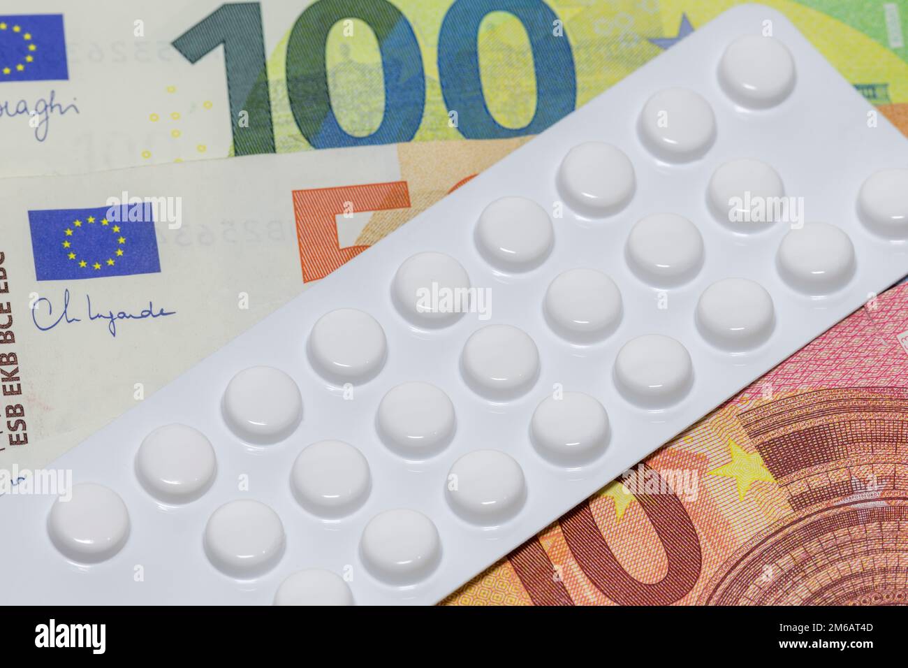 Compresse, confezioni blister, medicinali, banconote, immagine del simbolo, spese mediche, costi Foto Stock