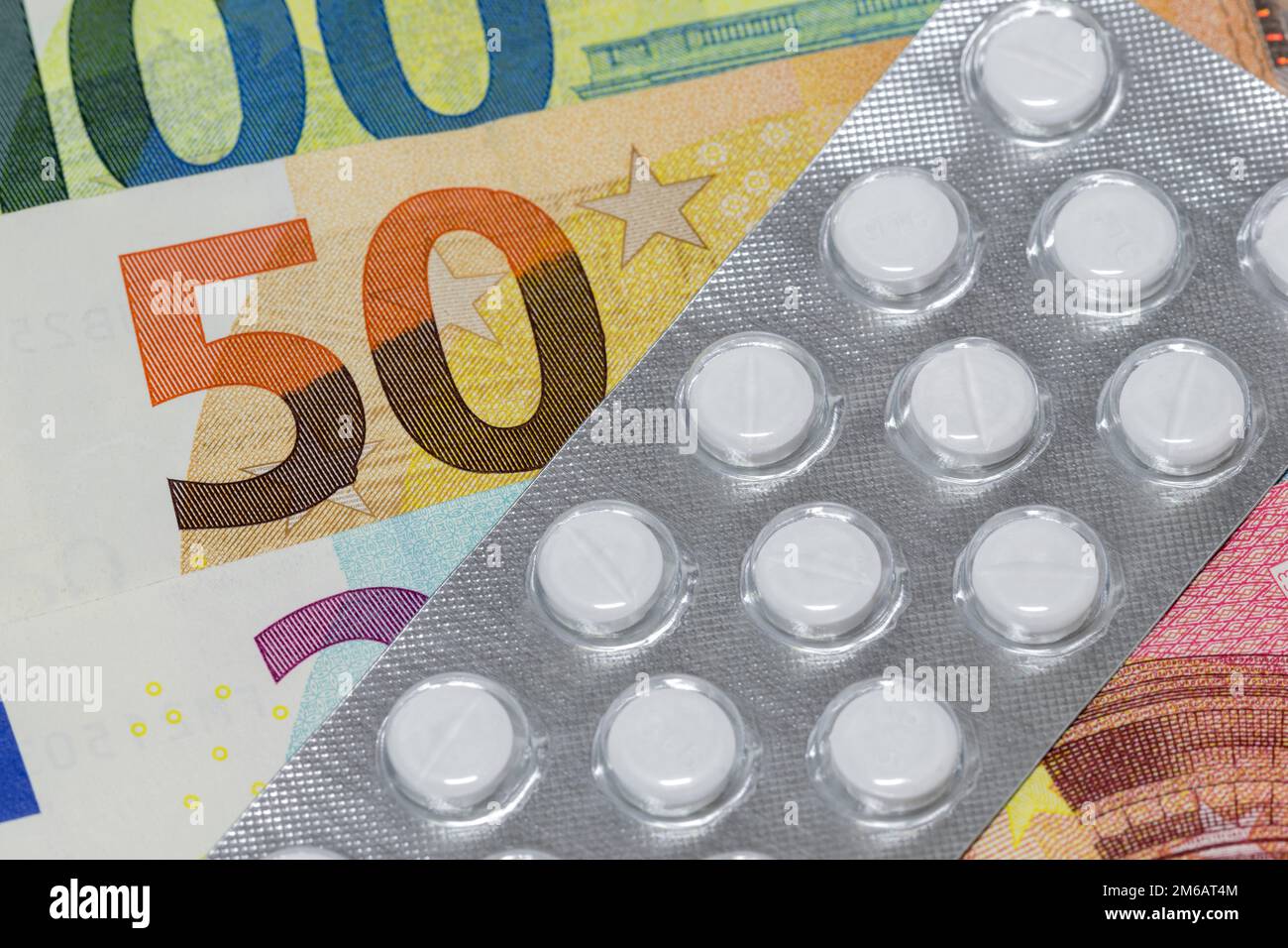 Compresse, confezioni blister, medicinali, banconote, immagine del simbolo, spese mediche, costi Foto Stock