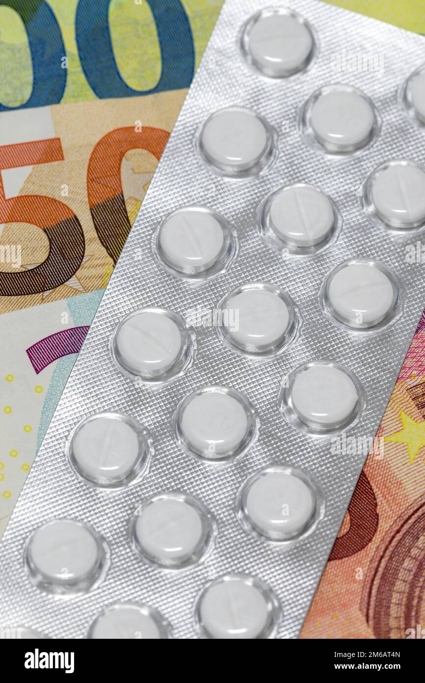 Compresse, confezioni blister, medicinali, banconote, immagine del simbolo, spese mediche, costi Foto Stock