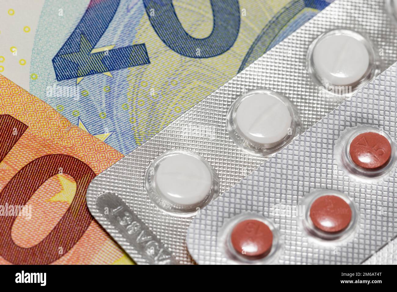 Compresse, confezioni blister, medicinali, banconote, immagine del simbolo, spese mediche, costi Foto Stock