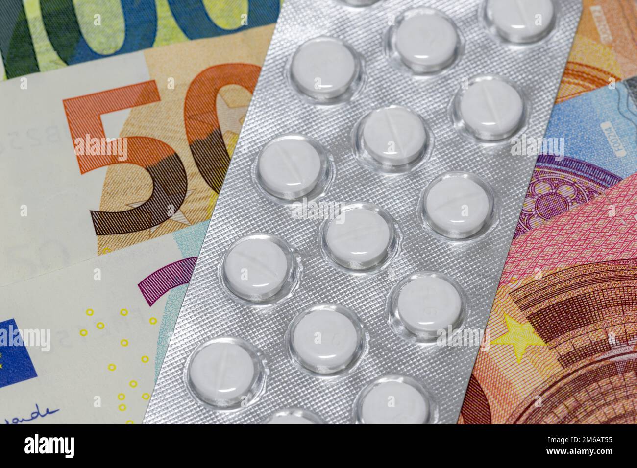 Compresse, confezioni blister, medicinali, banconote, immagine del simbolo, spese mediche, costi Foto Stock