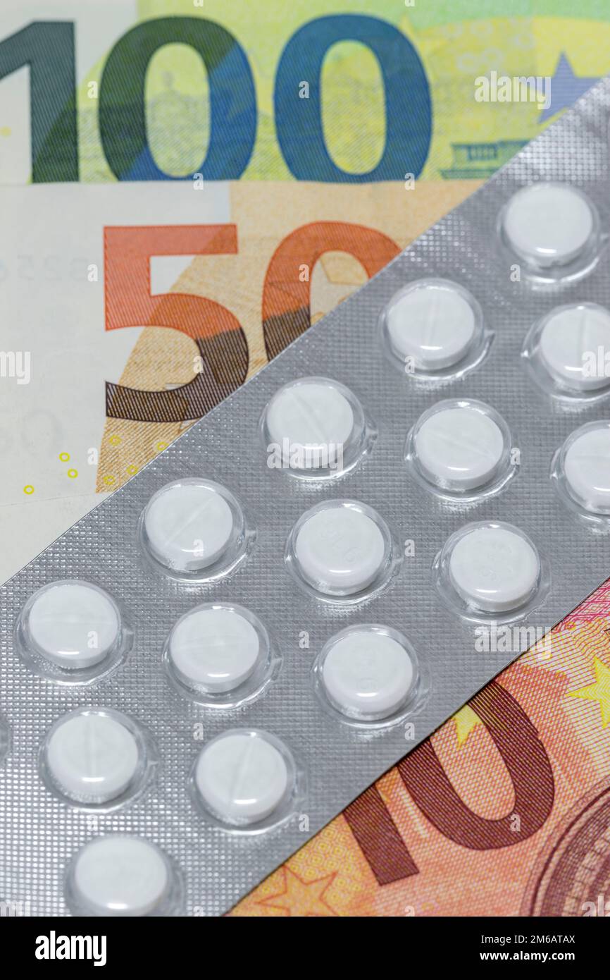 Compresse, confezioni blister, medicinali, banconote, immagine del simbolo, spese mediche, costi Foto Stock