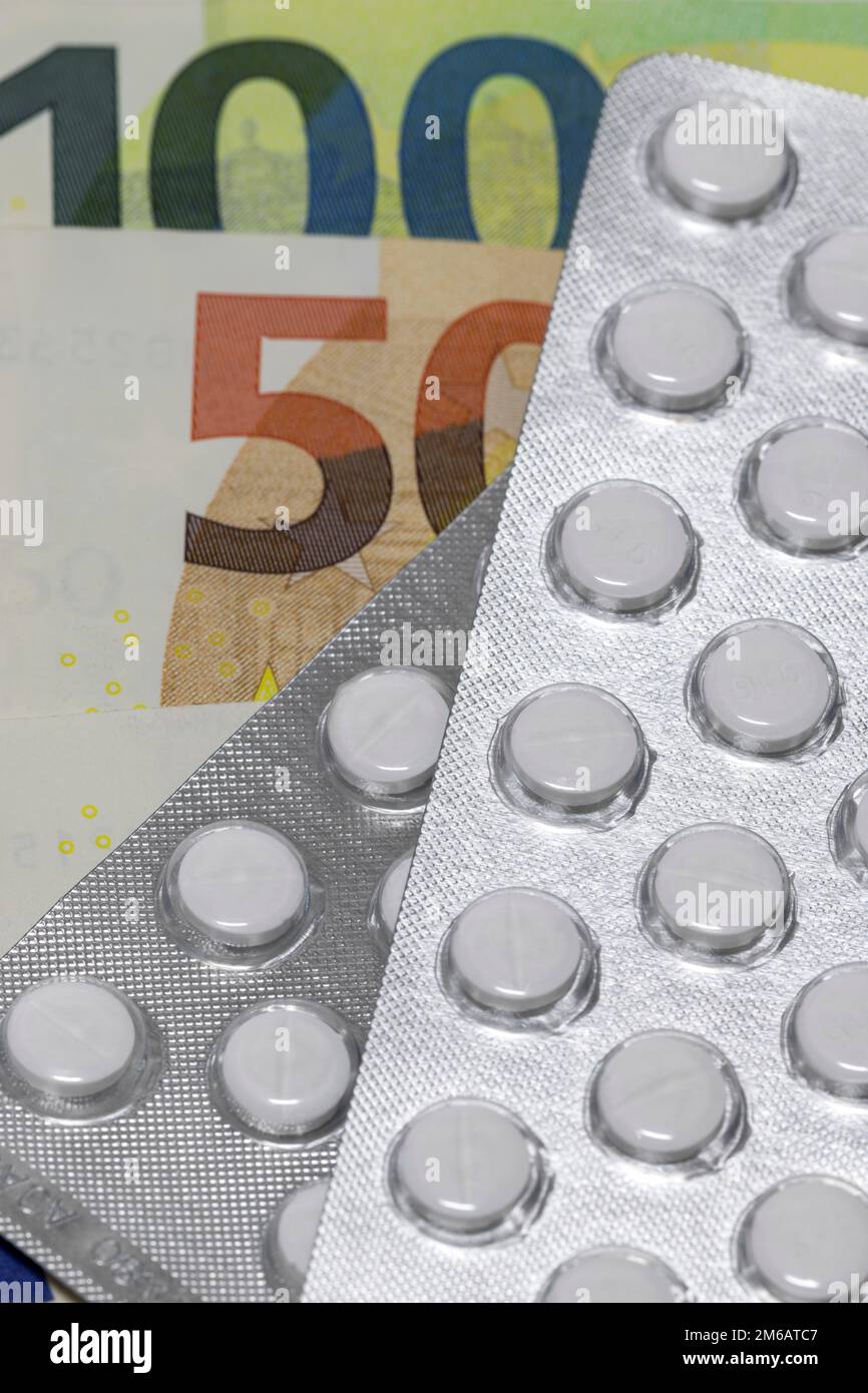 Compresse, confezioni blister, medicinali, banconote, immagine del simbolo, spese mediche, costi Foto Stock