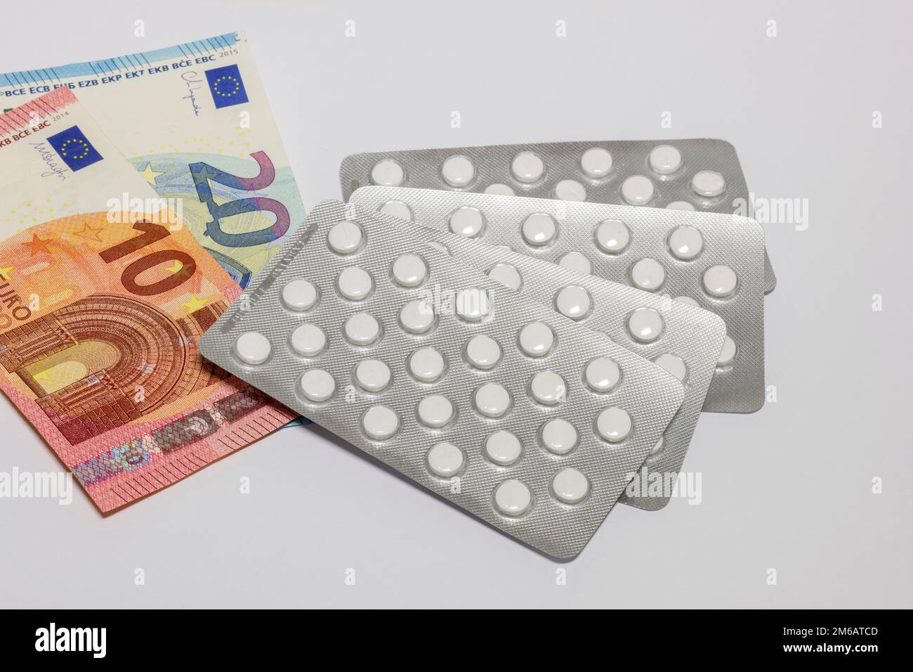 Compresse, confezioni blister, medicinali, banconote, immagine del simbolo, spese mediche, costi Foto Stock