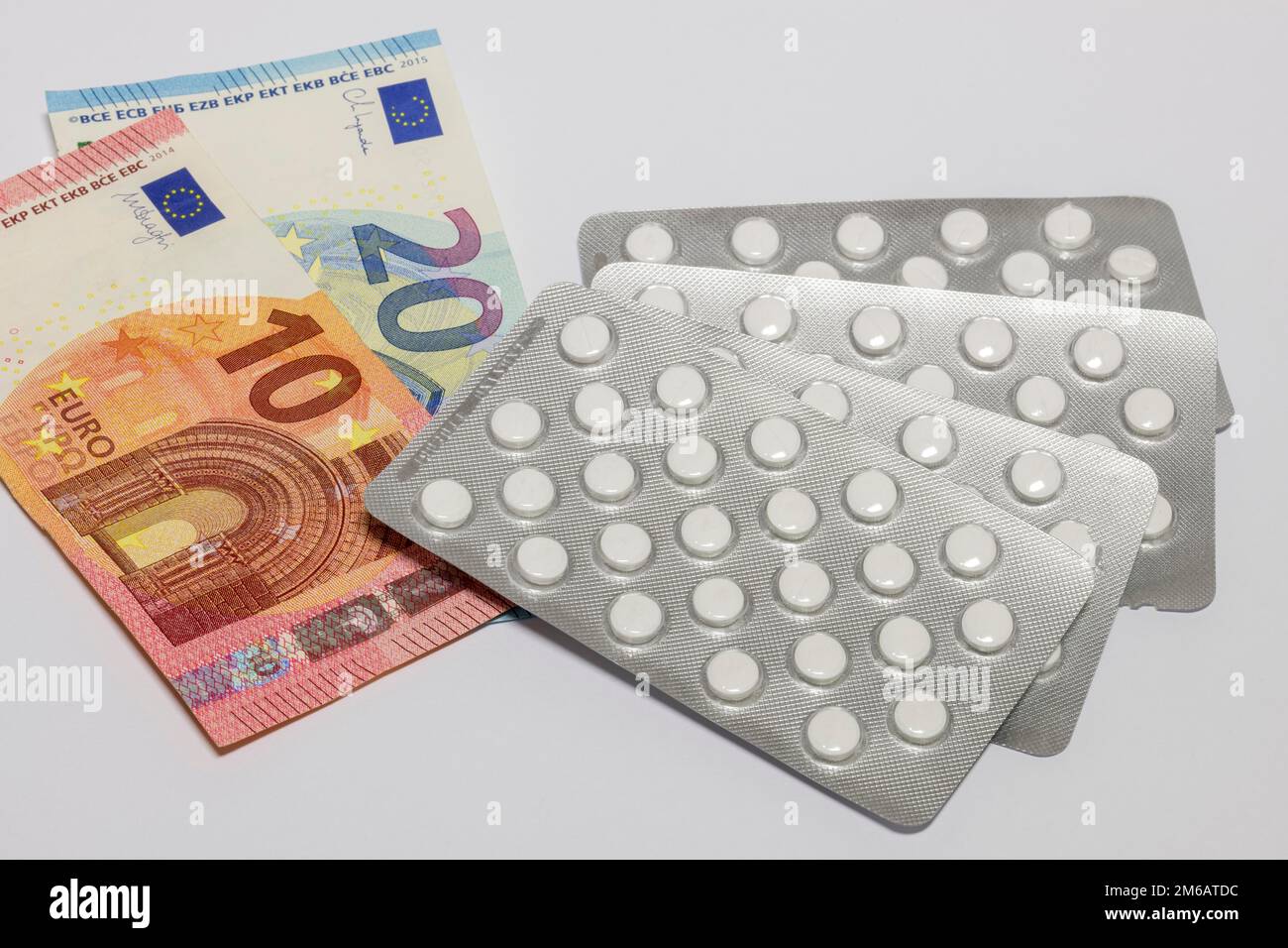 Compresse, confezioni blister, medicinali, banconote, immagine del simbolo, spese mediche, costi Foto Stock