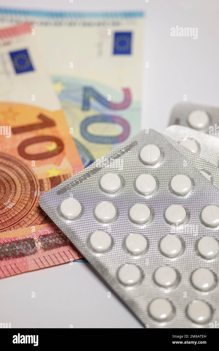 Compresse, confezioni blister, medicinali, banconote, immagine del simbolo, spese mediche, costi Foto Stock