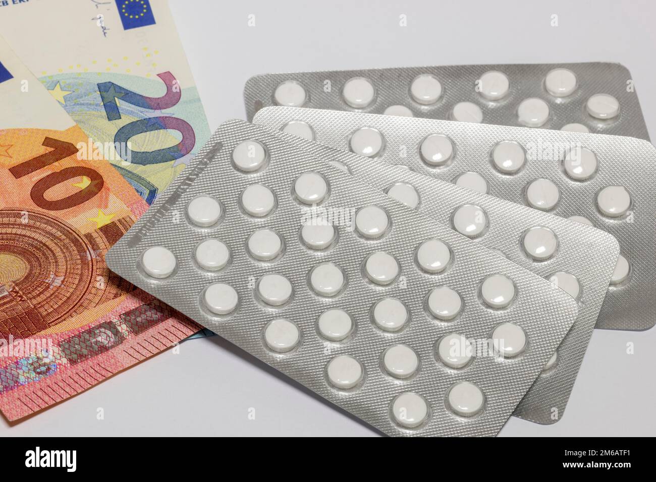 Compresse, confezioni blister, medicinali, banconote, immagine del simbolo, spese mediche, costi Foto Stock