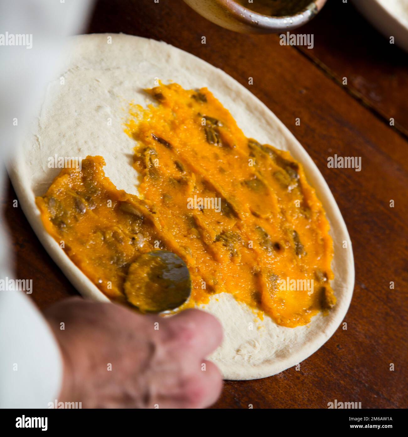 Pizza con rucola, zucca, funghi e mozzarella. Foto Stock