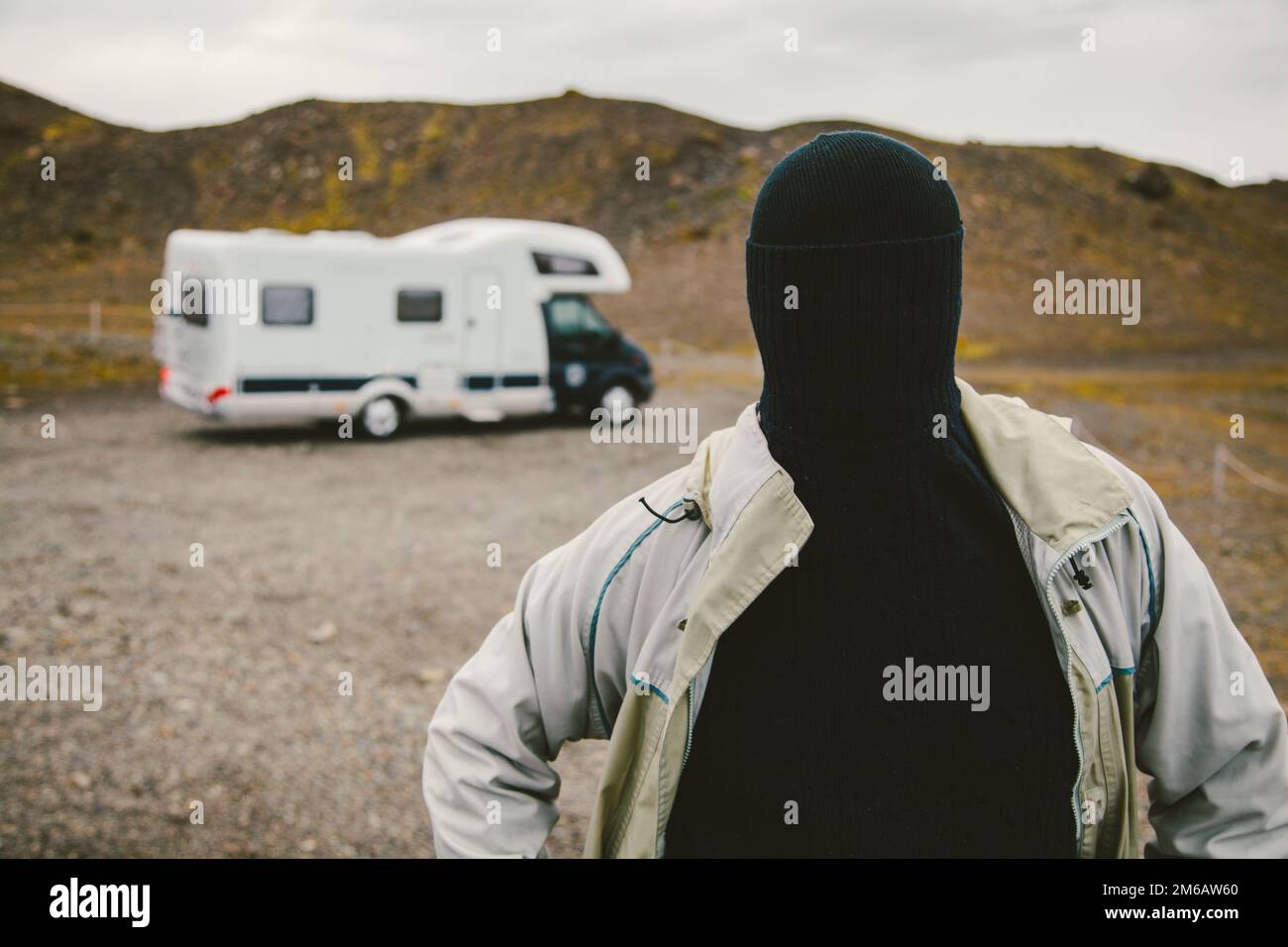 L'uomo senza volto oltre un Camper Foto Stock
