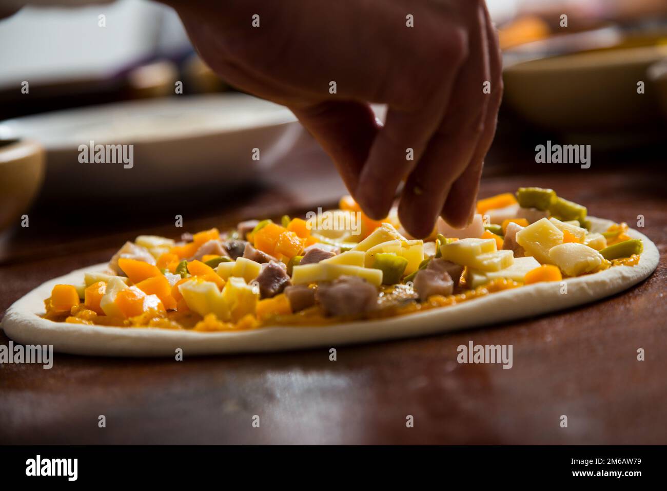 Pizza con rucola, zucca, funghi e mozzarella. Foto Stock