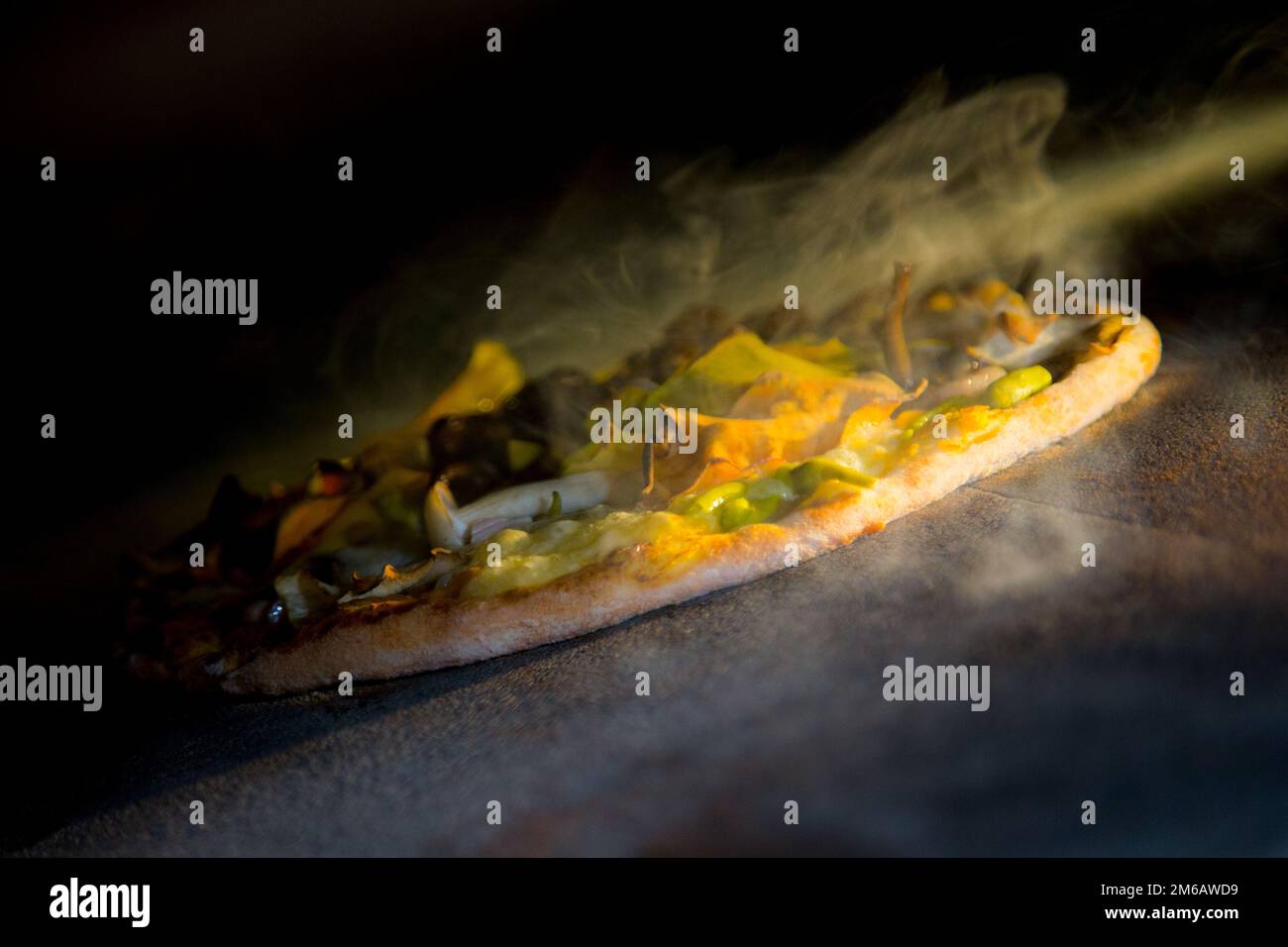 Pizza con rucola, zucca, funghi e mozzarella. Foto Stock
