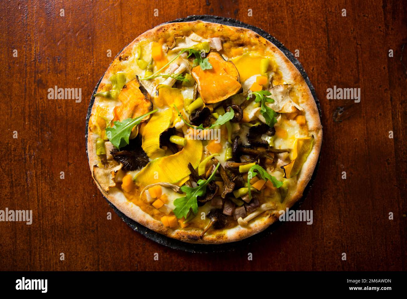 Pizza con rucola, zucca, funghi e mozzarella. Foto Stock