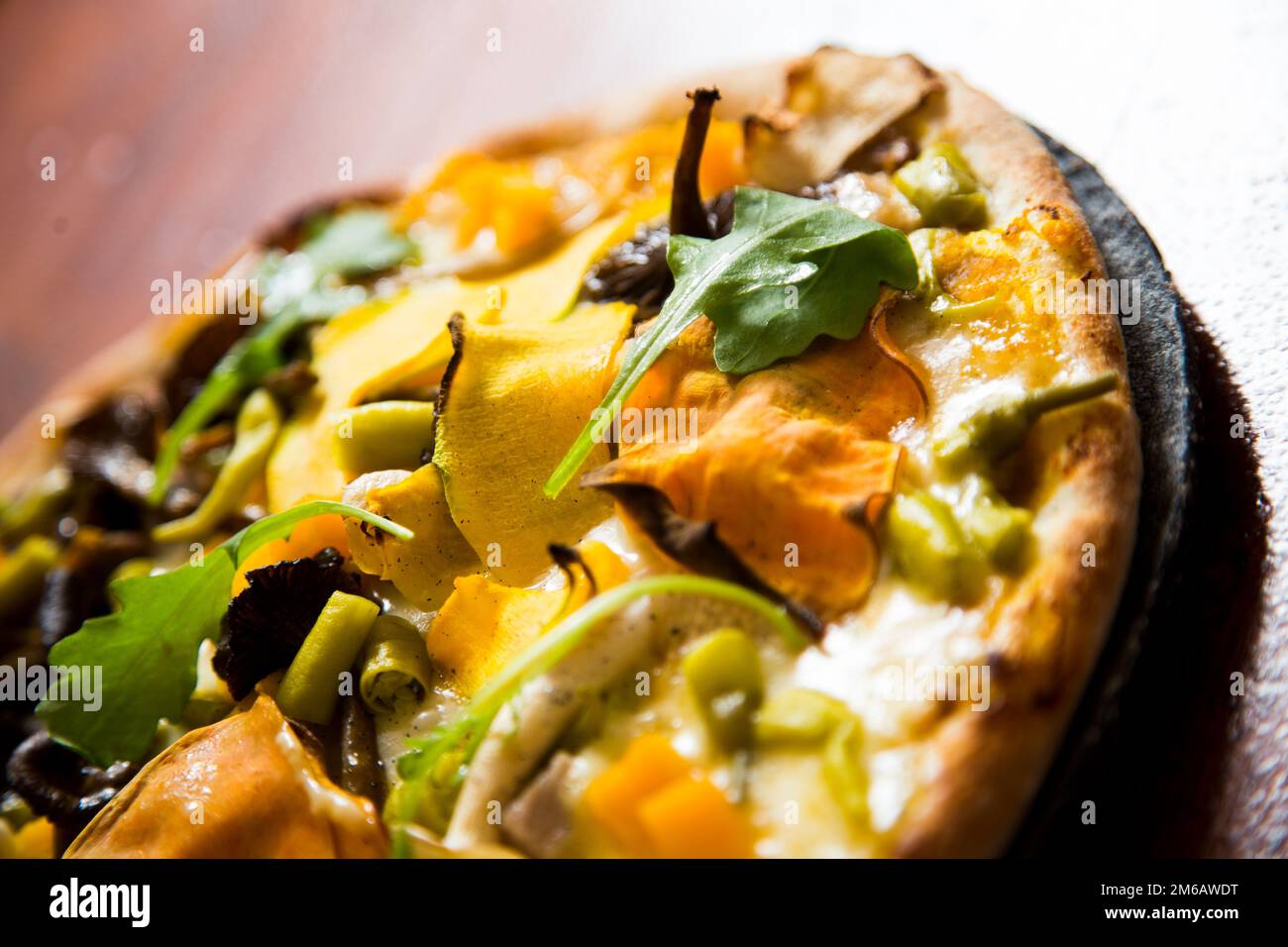 Pizza con rucola, zucca, funghi e mozzarella. Foto Stock