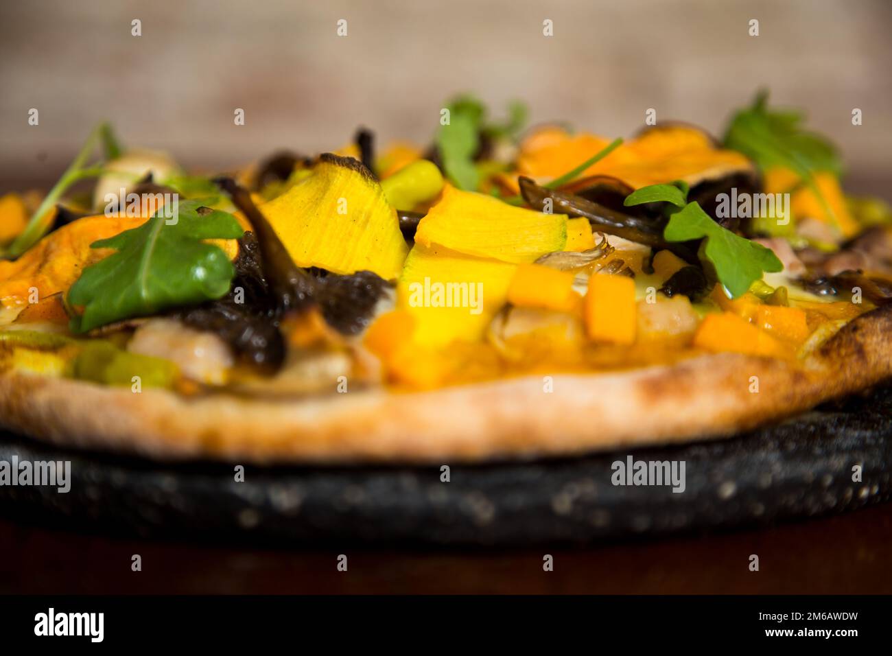 Pizza con rucola, zucca, funghi e mozzarella. Foto Stock