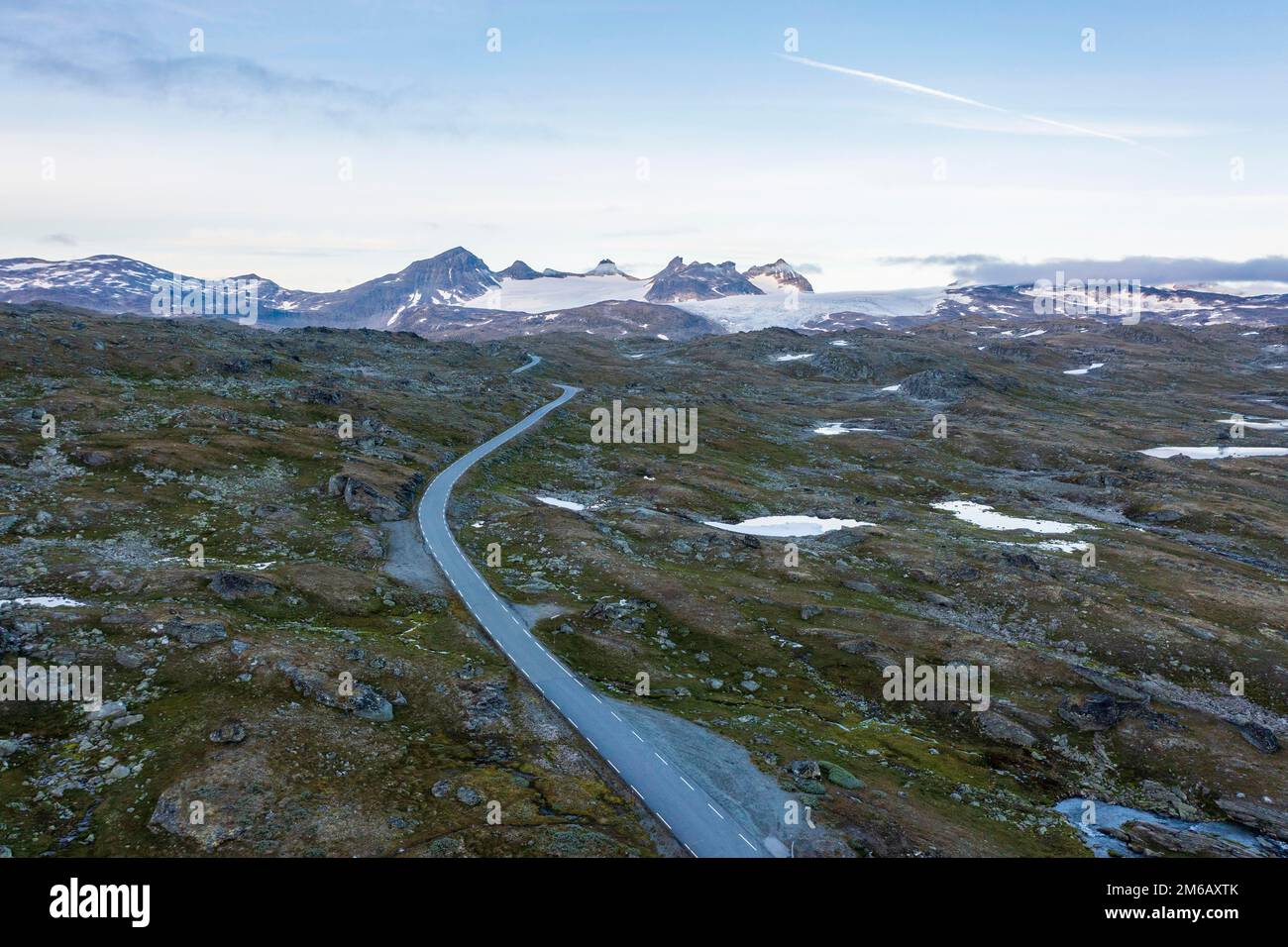 Passo Sognefjell strada Rv 55, Smorstabbtindene montagne con ghiacciaio Smorstabbrean, Sognefjellet, Jotunheimen Parco Nazionale, Norvegia Foto Stock