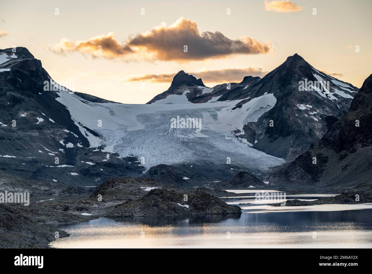 Lago Store Mjolkedalsvatnet con ghiacciaio Mjolkedalsbreen, Jotunheimen Parco Nazionale, Norvegia Foto Stock