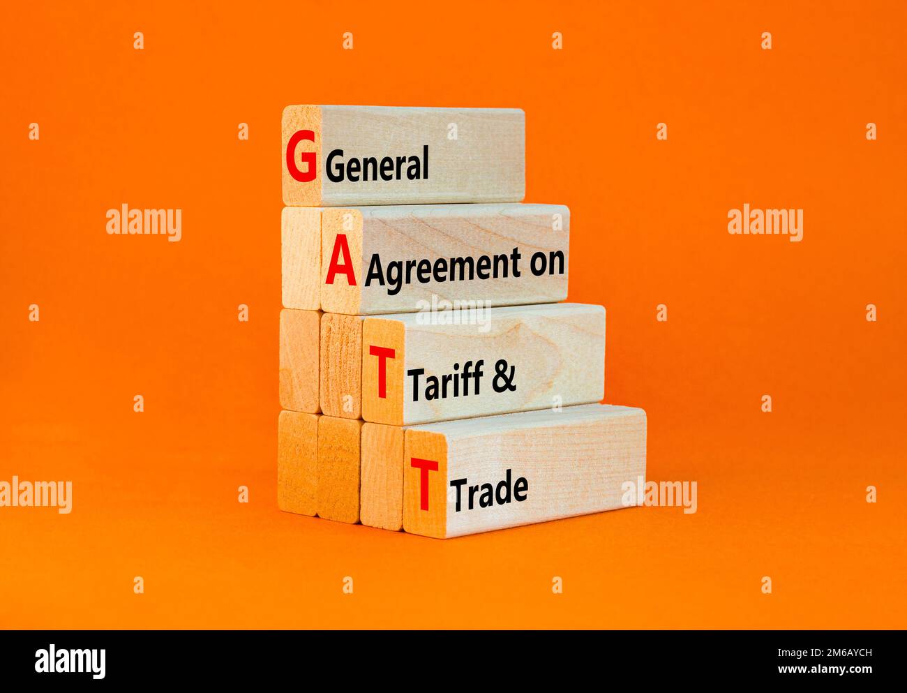 Simbolo GATT. Concetto di accordo generale GATT sulle tariffe e sul commercio di blocchi di legno su un bellissimo sfondo arancione. Accordo generale GATT sulle imprese Foto Stock