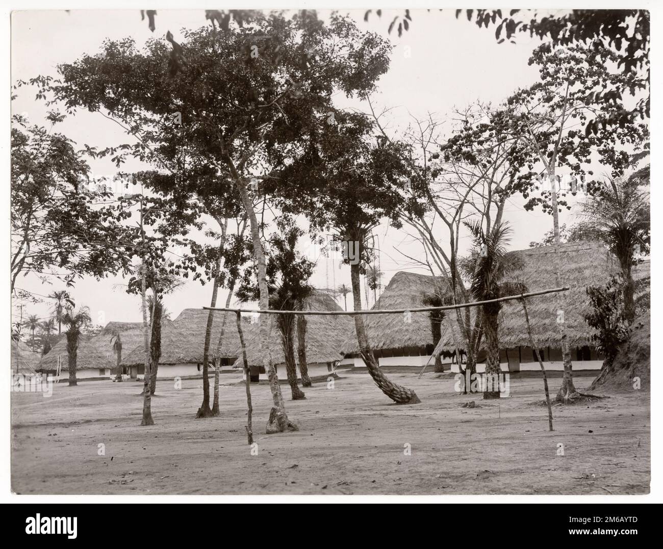 Alphonso Lisk-Carew studio: c.1910 Africa Occidentale Sierra Leone - bracks militari, edifici in paglia Foto Stock