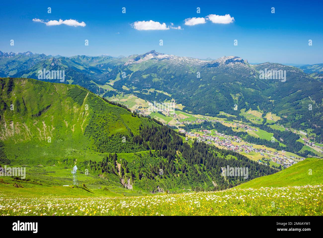 Panorama da Fellhorn, 2038m m, sulla Kleine Walsertal fino a Hoher Ifen, 2230m m, l'altopiano di Gottesacker e Toreck, 2016m m, Allgaeu, Vorarlberg, Austria Foto Stock