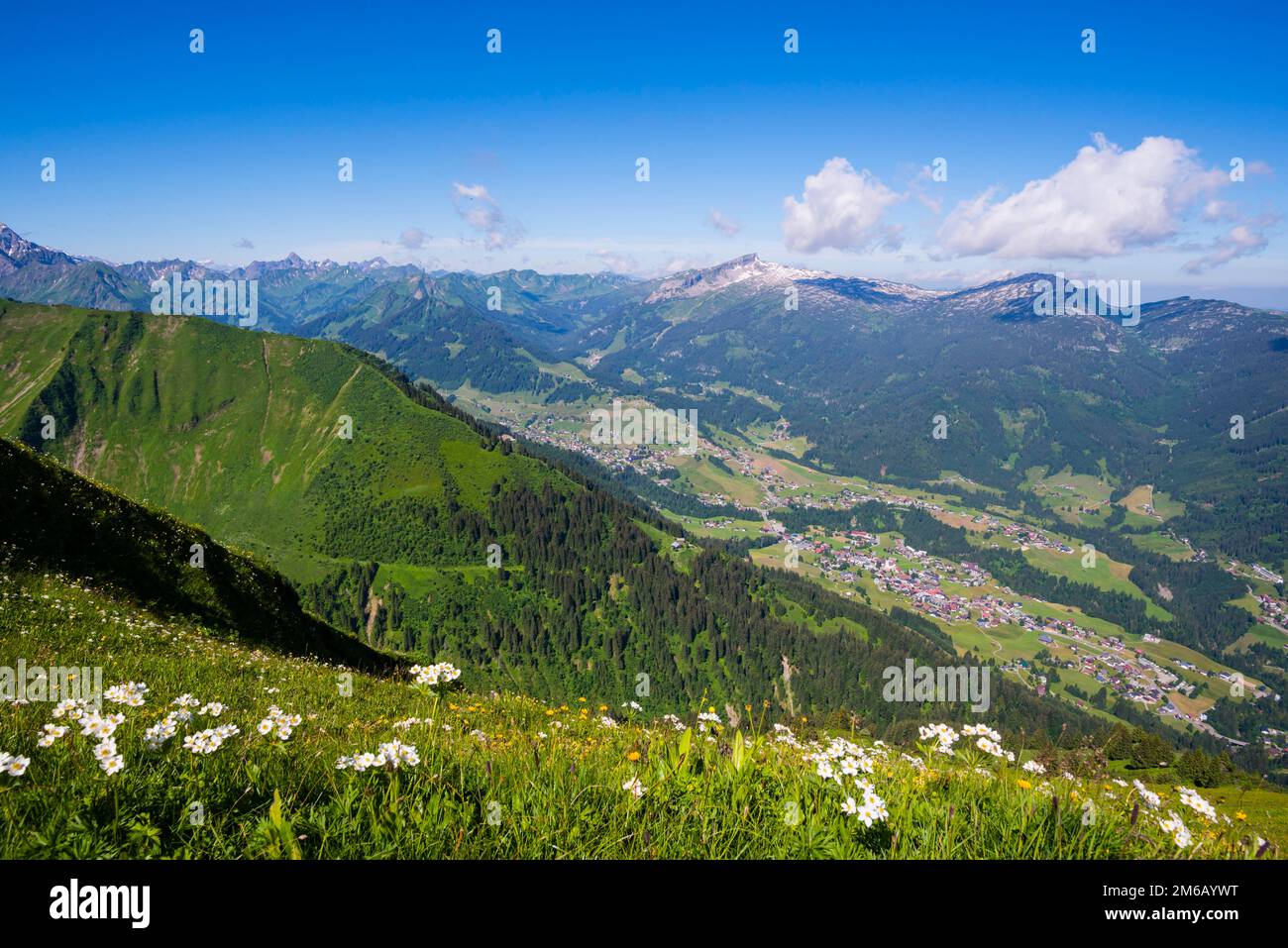 Panorama da Fellhorn, 2038m, sulla valle Kleine Walsertal fino a Hoher Ifen, 2230m, e l'altopiano di Gottesacker, Allgaeu, Vorarlberg, Austria Foto Stock