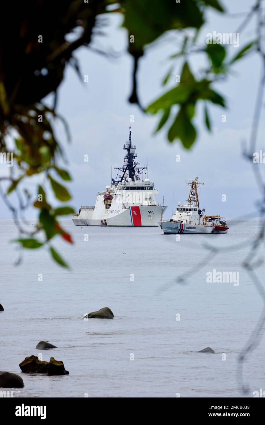 La nave pattugliatrice Juan Rafael Mora Porras (P1101), la Cutter per la sicurezza nazionale USCGC Hamilton (WMSL 753) e la guardia costiera del Costa Rica (Guardacostas) della classe Legenda, ancorano a Isla del Coco, Repubblica del Costa Rica, il 22 aprile 2022, sostenendo misure più numerose per proteggere habitat biodiversi nell'emisfero occidentale. L'equipaggio di Hamilton ha condotto un dispiegamento multi-missione di 12 settimane nell'Oceano Pacifico Orientale e nel Mare dei Caraibi. (Foto del Vice Capo della Missione Marcos Mandojana). Foto Stock