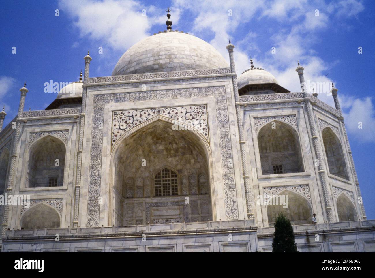 Storico, Archivio Visualizza guardando fino alla cupola di marmo principale del Mausoleo, Rauza-i-munnauwara, del Taj Mahal mostrando l'Iscrizione e l'inlay floreale, Parchin Kuri, pietra dura decorazione del muro, patrimonio dell'umanità dell'UNESCO, Agra India, agosto 1990 Foto Stock