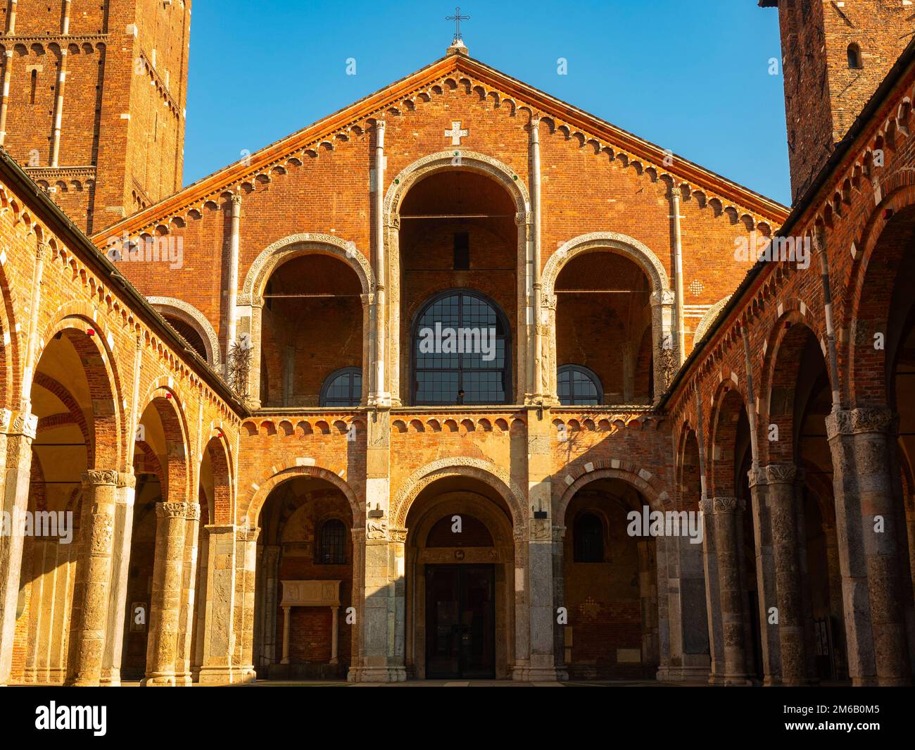 MILANO 02-14-2022: La basilica paleocristiana di Sant'Ambrogio buiolt in epoca tardo imperiale romana, è una delle più antiche di Milano. Foto Stock