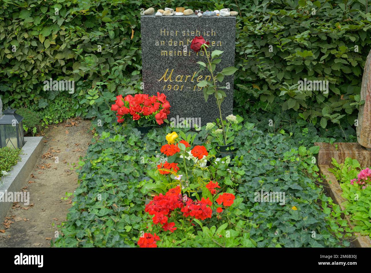 Tomba, Marlene Dietrich, Cimitero, Stubenrauchstrasse, Friedenau, Schoeneberg, Berlino, Germania Foto Stock
