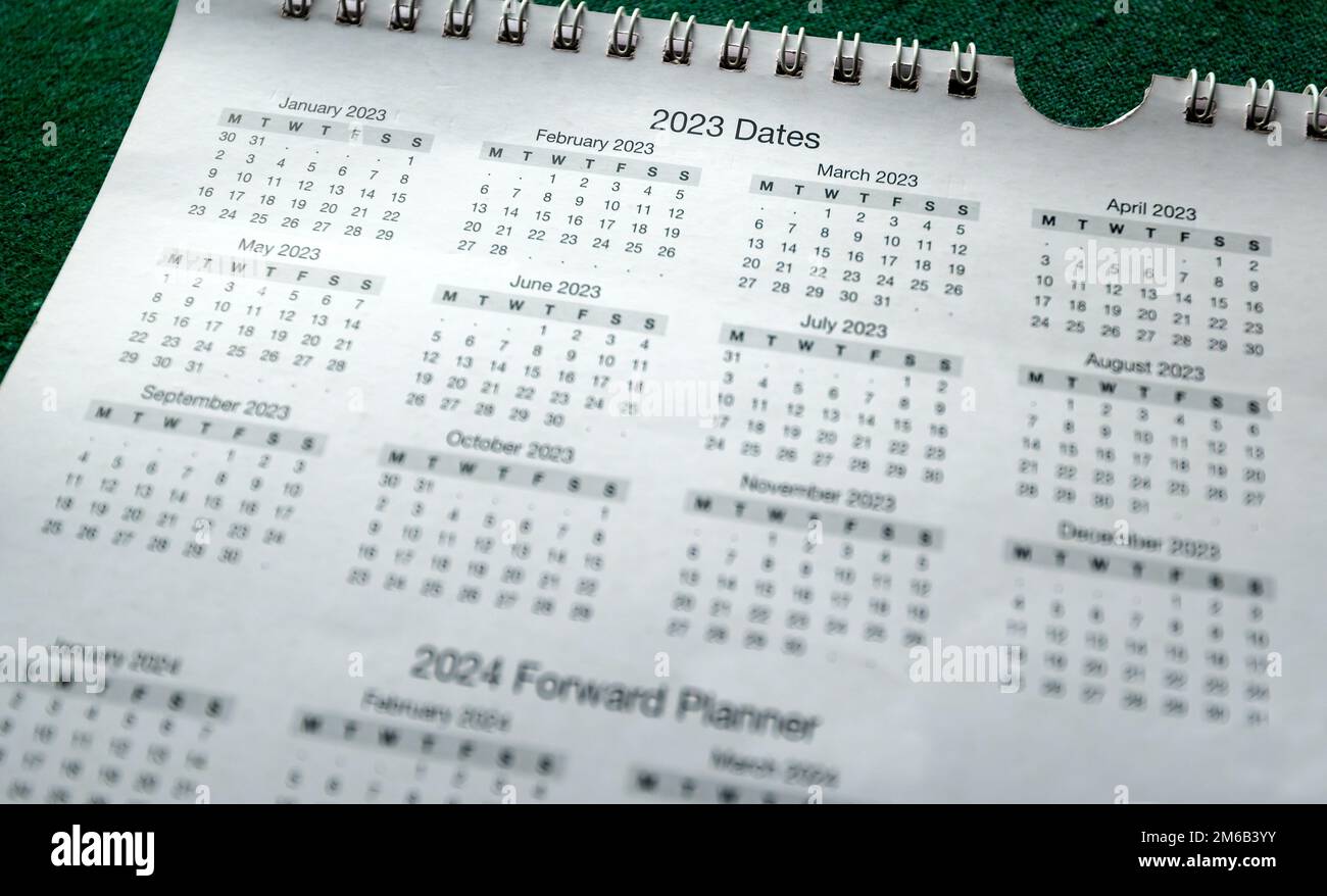 Calendario 2023, pianificatore mensile per parete o scrivania. Con tutte le date e i mesi del 2023° anno e del 2024° trimestre. Foto Stock
