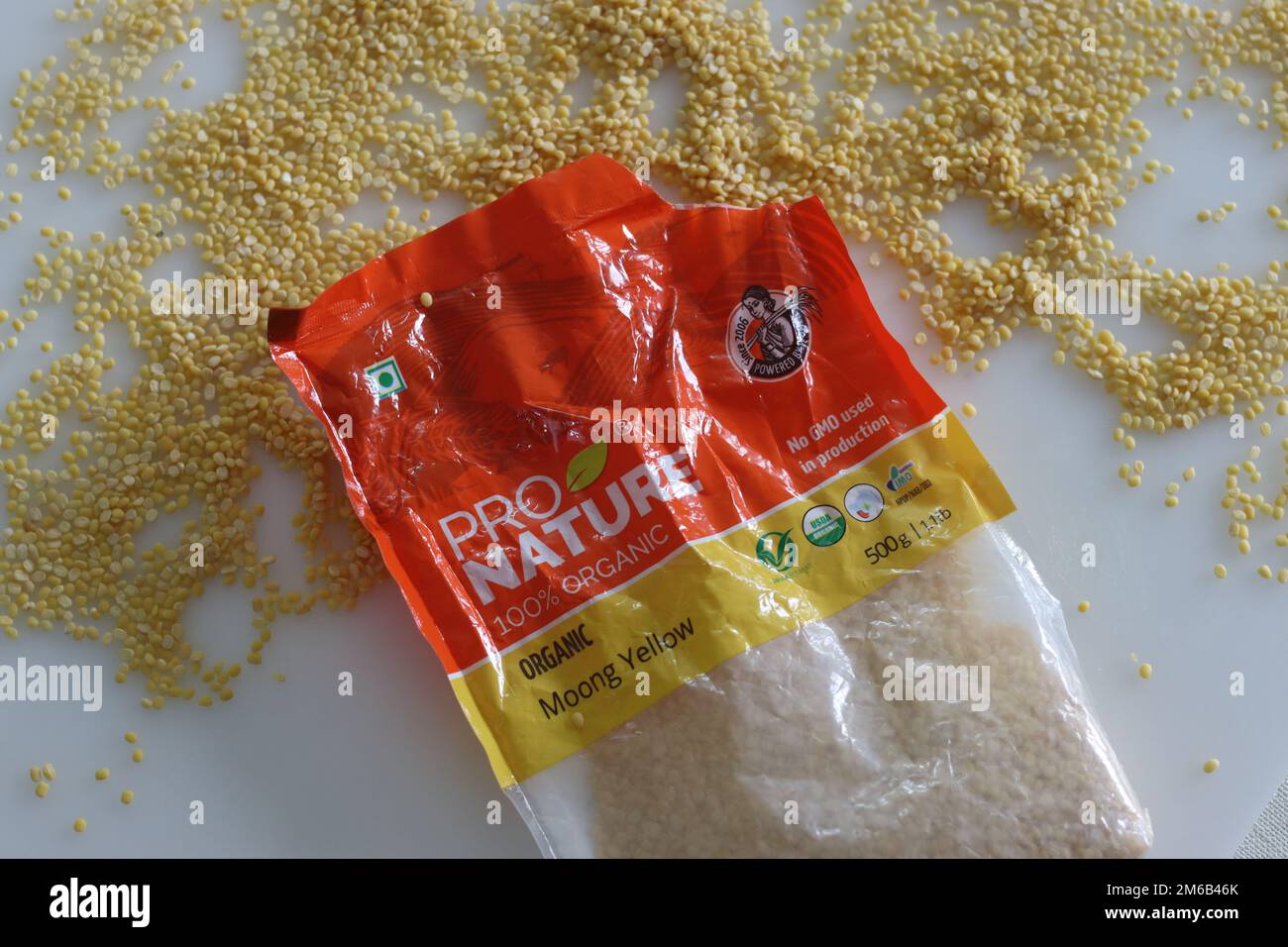 Mumbai, India, gennaio 01 2023: Giallo moong dal in una pro natura imballaggio arancione organico. Foto Stock