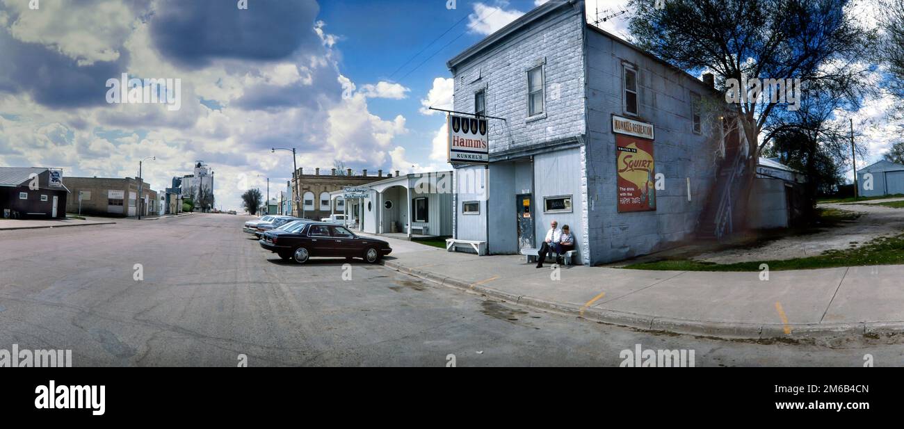Fotografo Mark Strand seduto con suo figlio Reid di fronte alla Pool Hall di Kunkel sulla Main Street di Edmore, North Dakota - 28 maggio 1995. Foto Stock