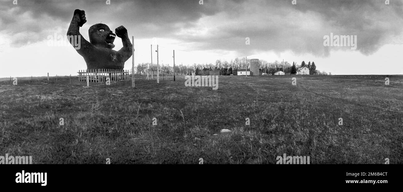 Attrazione a lato della strada che mostra Mighty og, una colossale statua di gorilla alta 36 piedi in un pascolo rurale vicino ad Harvey, North Dakota - 14 maggio 1995. Foto Stock