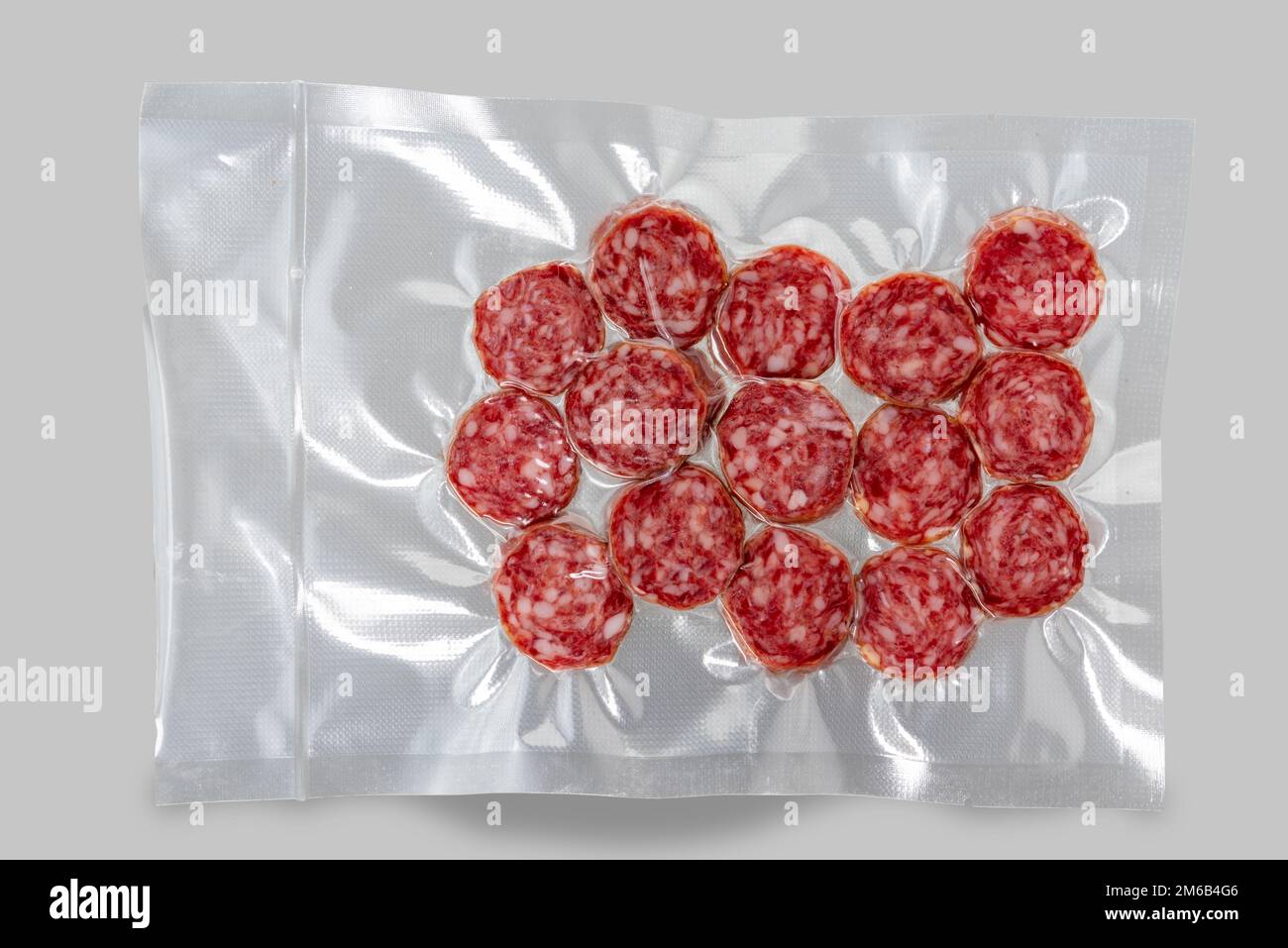 Fette di salame di salsiccia confezionate sottovuoto sigillate per una cucina sous vide isolata su sfondo grigio in vista dall'alto Foto Stock
