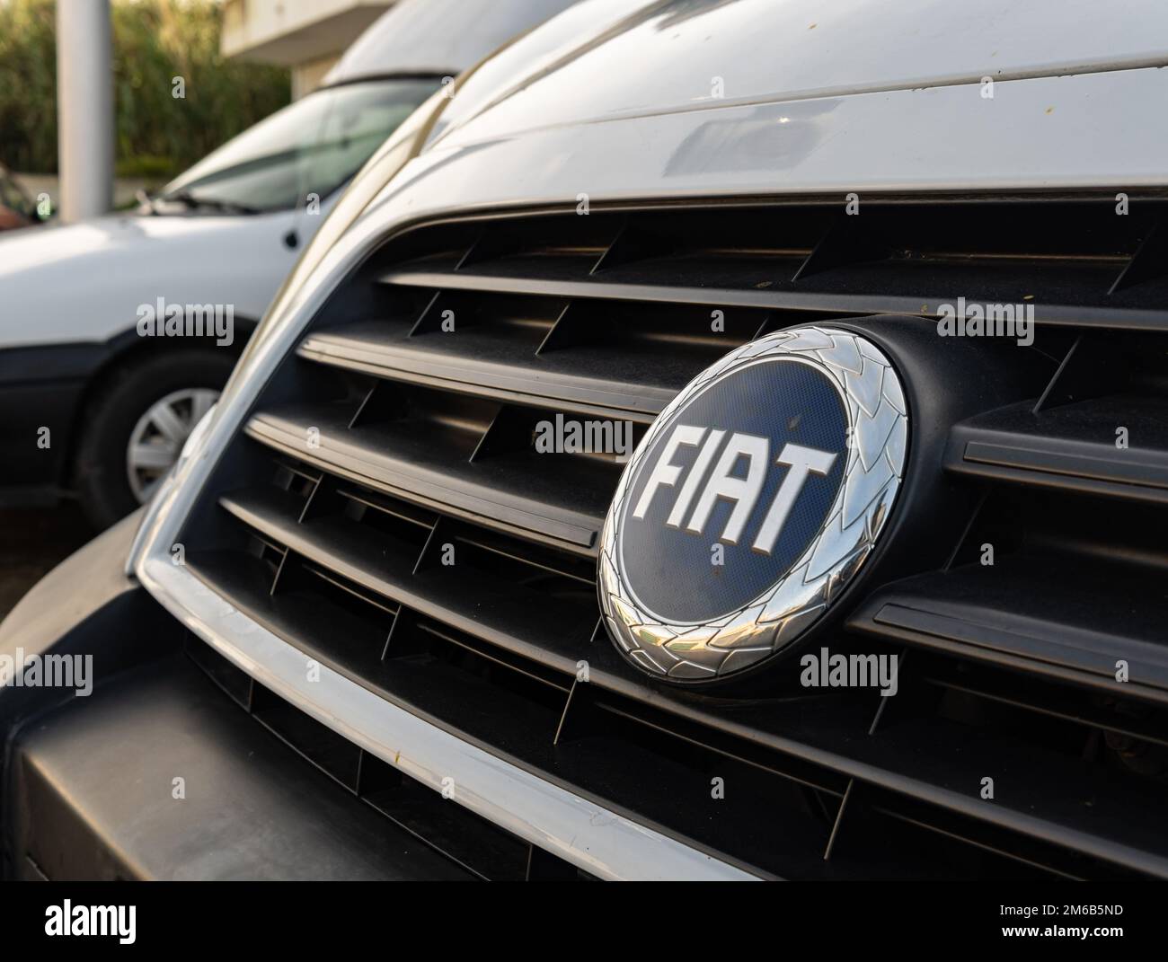 Felanitx, Spagna; dicembre 30 2022: Primo piano del logo del marchio Fiat su un veicolo bianco. Isola di Mallorca, Spagna Foto Stock