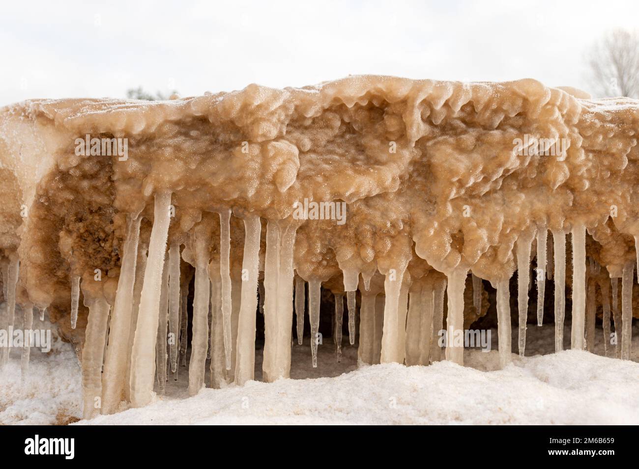 Pezzetti di ghiaccio in riva al mare, ciclicini di diverse dimensioni, tessuti di sabbia e ghiaccio nelle dune, Mar Baltico, Lettonia in inverno Foto Stock