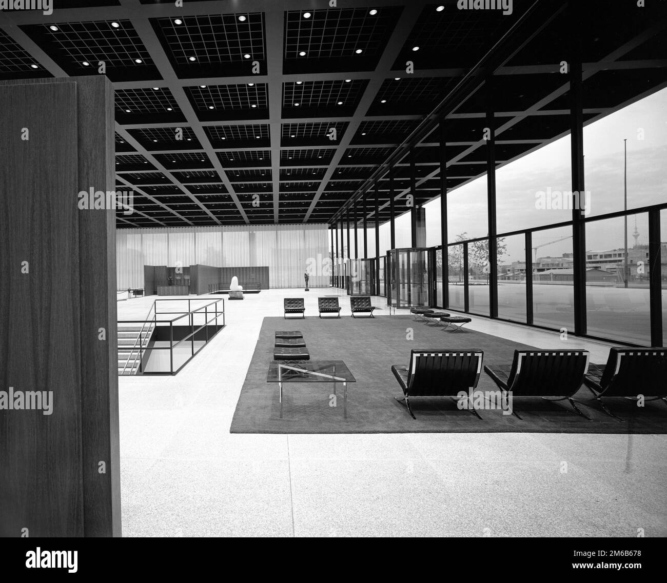 Mies van der Rohe. La Neue Nationalgalerie (Nuova Galleria Nazionale) di Berlino, progettata dall'architetto tedesco / americano, Ludwig Mies van der Rohe (1886-1969), 1968 Foto Stock