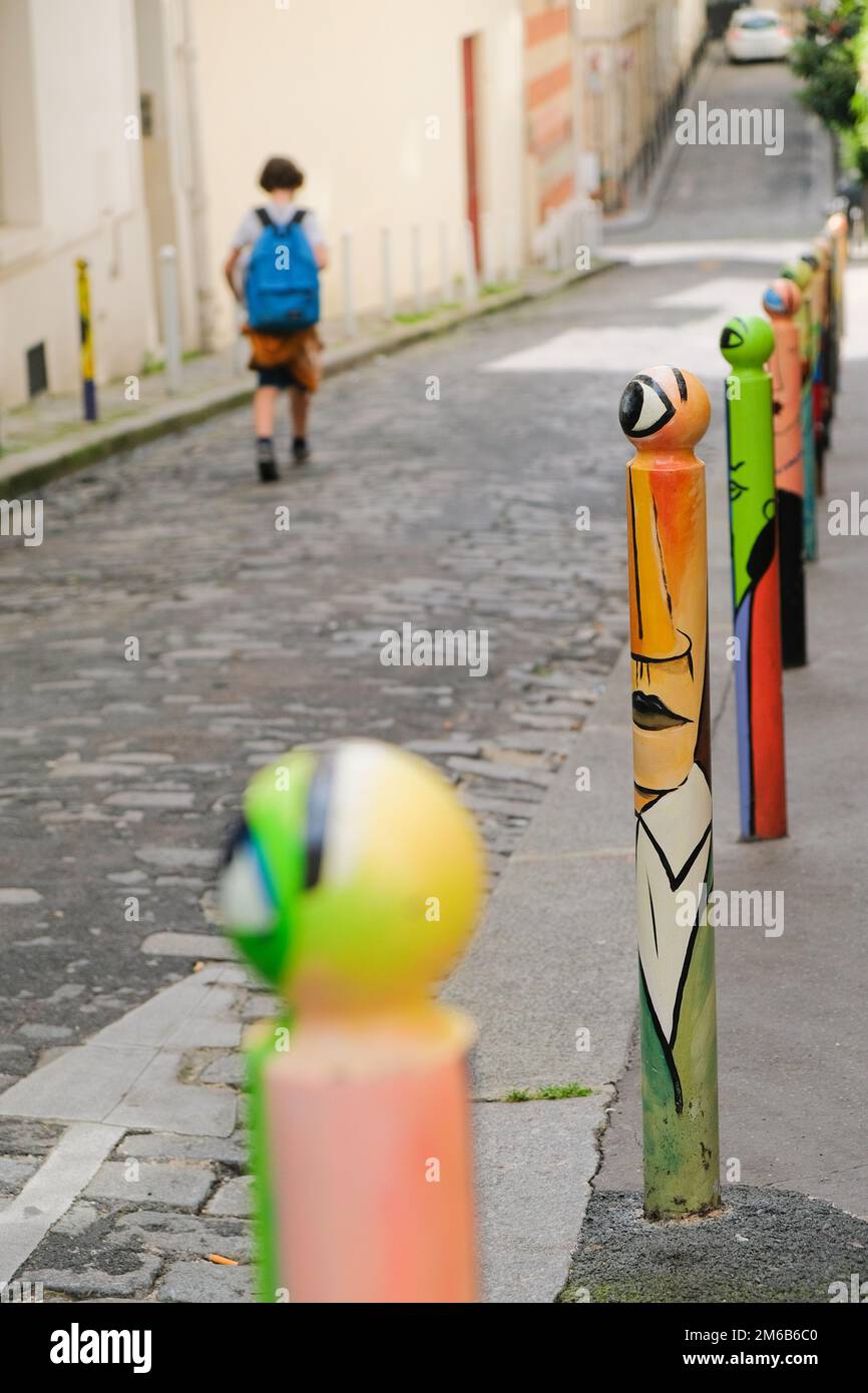 Parigi, Francia - serie di paletti decorati a Montmartre. Opere d'arte hip sui pali della strada. Giorno paesaggio urbano di strada parigina. Sfondo verticale. Foto Stock
