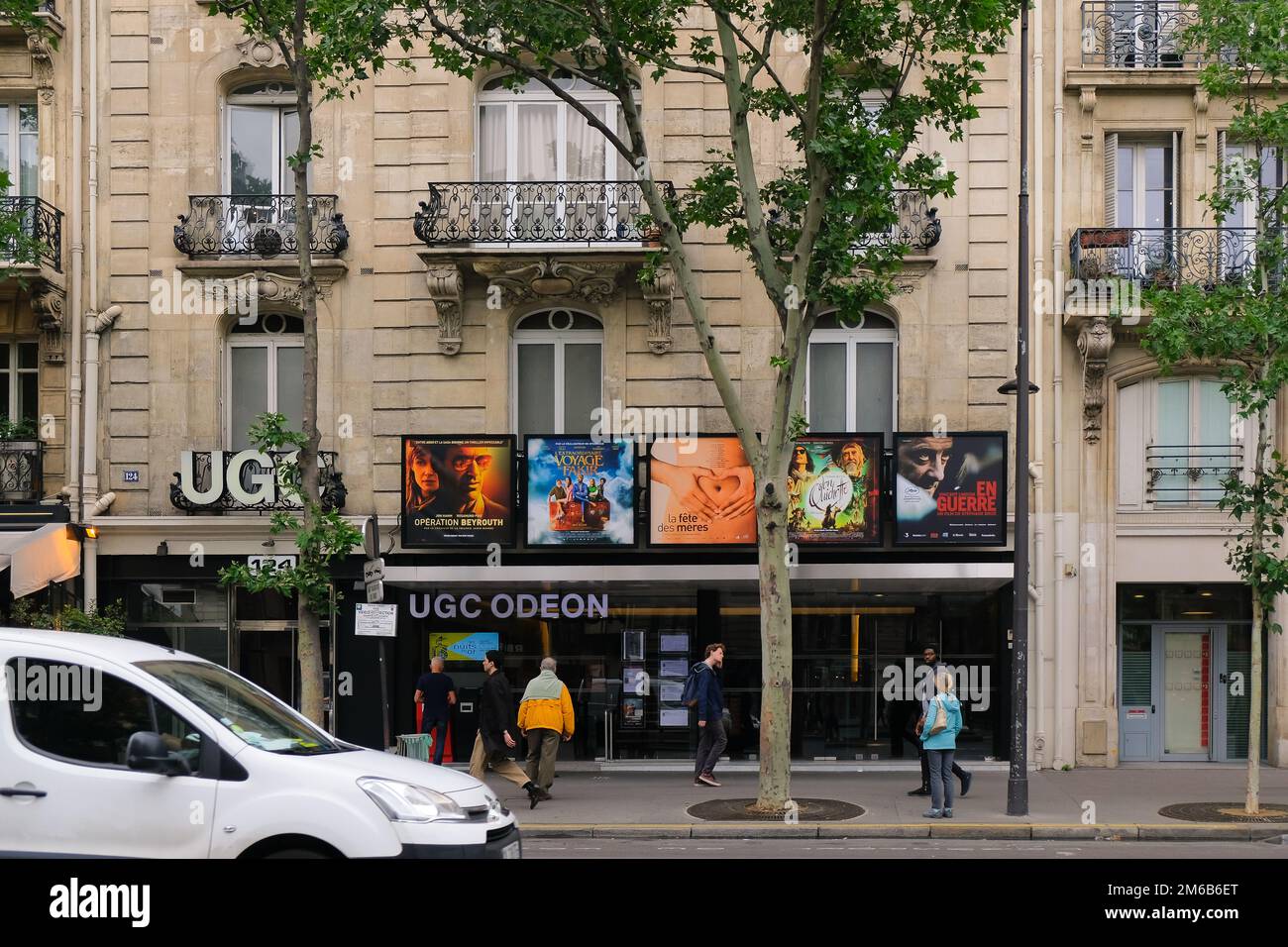 Parigi, Francia - giorno esterno di UGC Odéon, un piccolo cinema a Saint-Germain. La gente cammina oltre l'entrata principale. Foto Stock