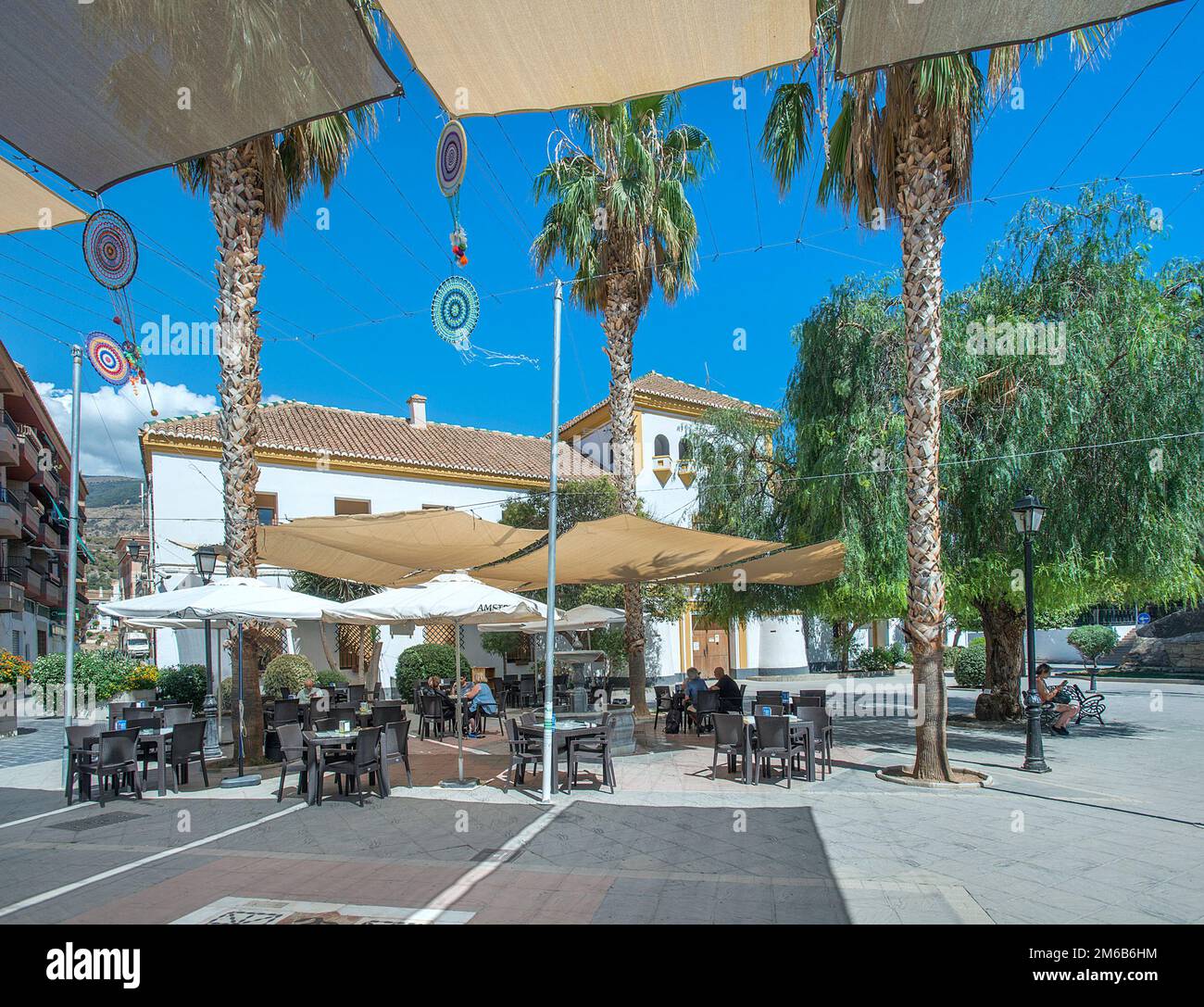 Bar terrazza nella piazza principale, Orgiva, Alpujarra, Granada, Andalusia, Spagna Foto Stock