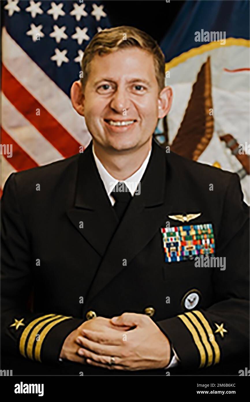 220422-N-BM466-0002-- LONG ISLAND, NY (22 aprile 2022) Navy Talent Acquisition Group Empire state Executive Officer, CMdR. Robert Ballard posa per una foto ufficiale della Marina. Foto Stock