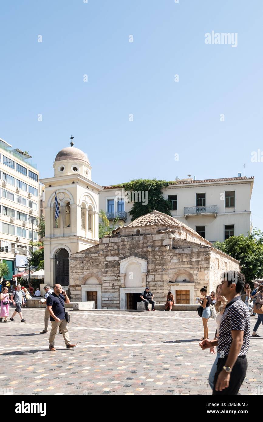 Santa Chiesa della Presentazione della Vergine Maria - Panagia Kapnikarea, Atene, Grecia, tra edifici contemporanei ad Atene, con persone a piedi Foto Stock