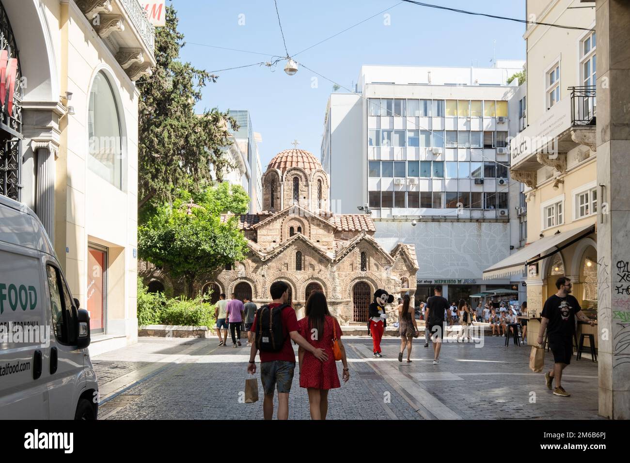 Santa Chiesa della Presentazione della Vergine Maria - Panagia Kapnikarea, Atene, Grecia, tra edifici contemporanei ad Atene, con persone a piedi Foto Stock