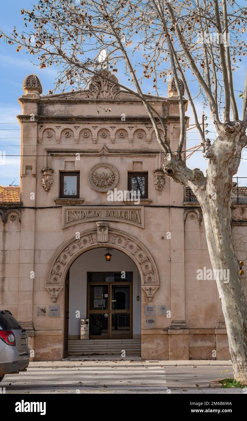 Felanitx, Spagna; 30 2022 dicembre: Facciata dell'edificio storico, stazione di vinificazione, nella città di Mallorcan Felanitx, Spagna Foto Stock