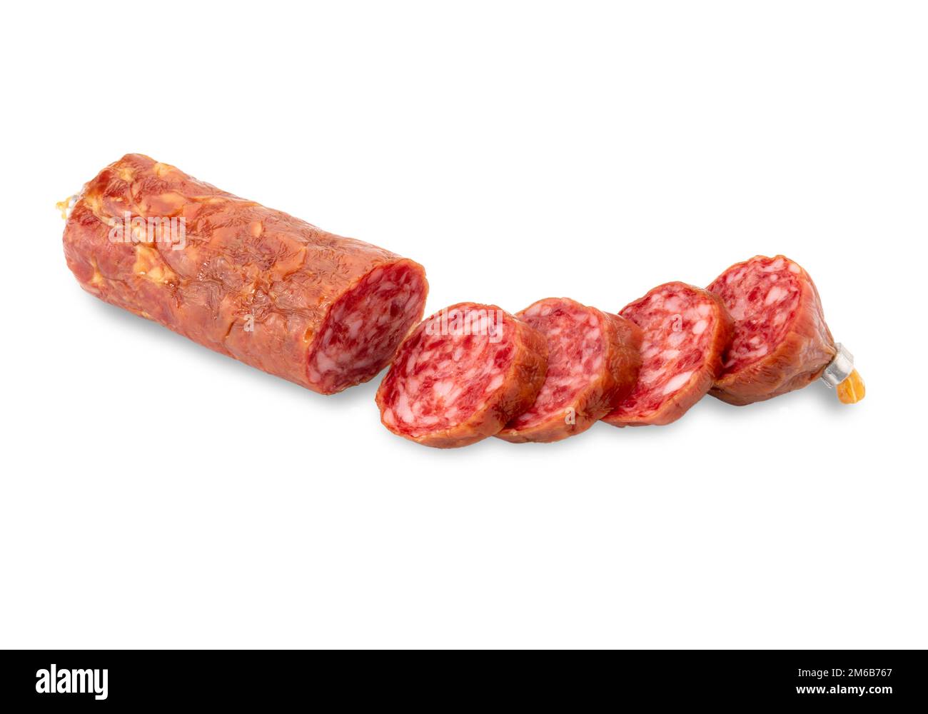 Salsiccia di salame tagliata isolata su bianco con percorso di taglio incluso, spazio copia Foto Stock