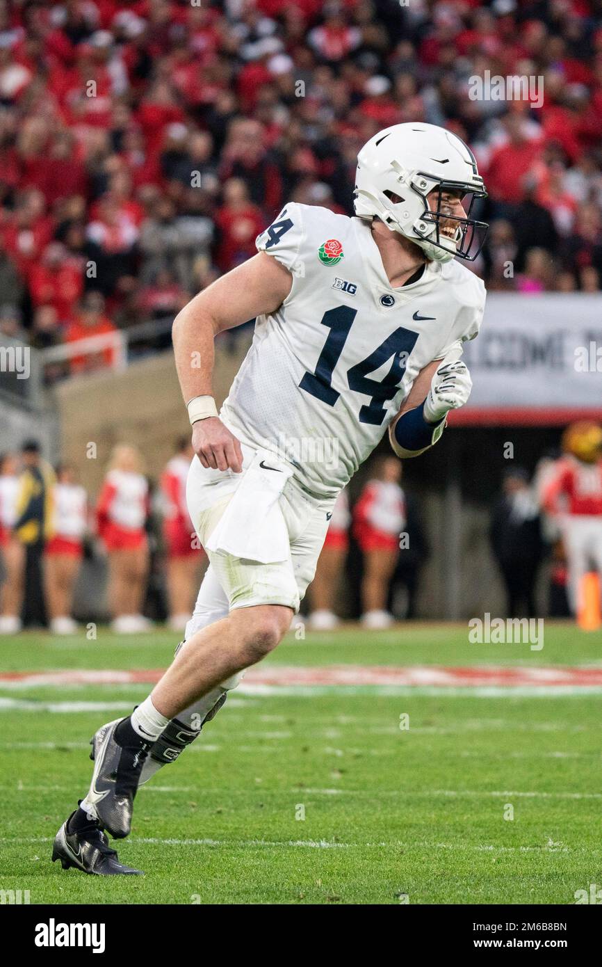 Sean Clifford (14) festeggia il quartback dei Penn state Nittany Lions durante la partita di calcio del Rose Bowl del 109th contro gli Utah Utes, lunedì 2 gennaio. Foto Stock