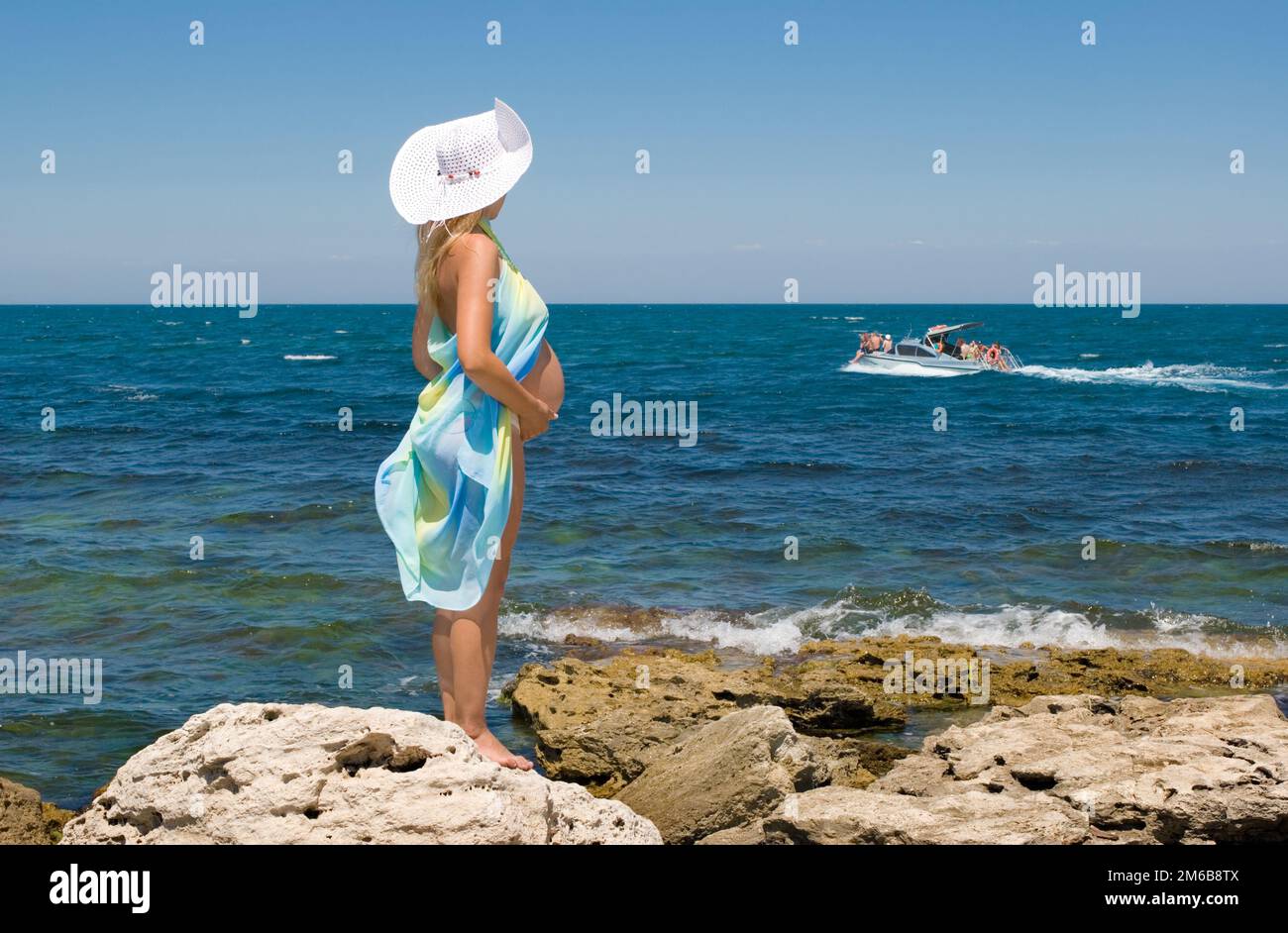 Una donna incinta e il mare Foto Stock