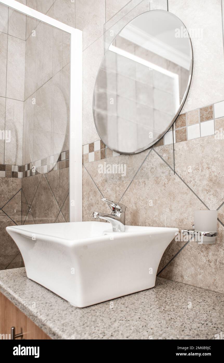 Bacinella per bagno sul piano in granito Foto Stock