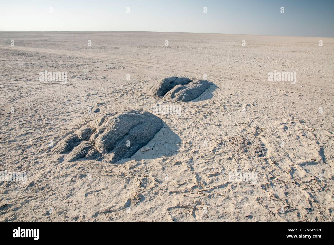 Estrusioni in granito all'interno della Salt Pan di Makgadikgadi. Foto Stock